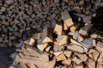 Kaminholz für den Kaminofen in der Winterzeit