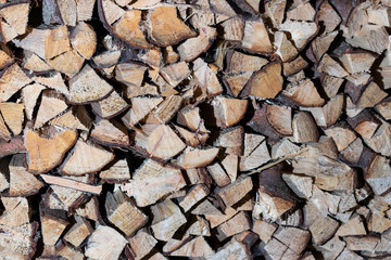 Kaminholz für den Kaminofen in der Winterzeit
