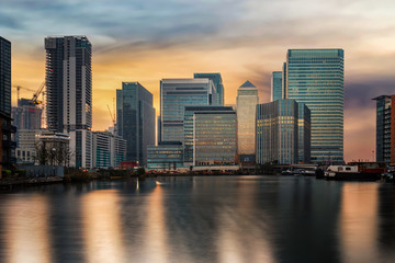 Fototapeta na wymiar Die modernen Wolkenkratzer der Skyline von Canary Wharf in London bei Sonnenuntergang