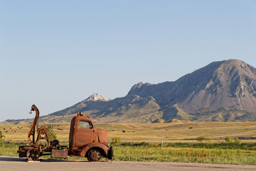 Vieille dépanneuse et la colline de Bear Butte, près de Sturgis, Dakota