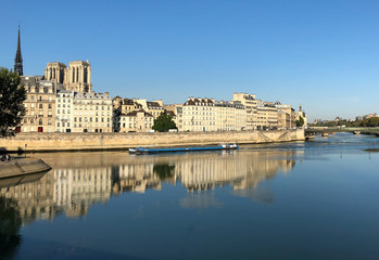 Obraz premium View on Seine river and reflection of Paris