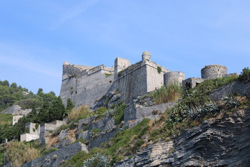 Fototapeta na wymiar Castello e mura medievale sulla roccia