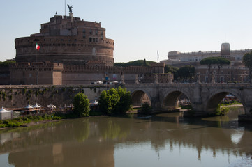 Roma, Italia - 13 luglio 2018: il fiume Tevere con Castel Sant'Angelo e il ponte sullo sfondo