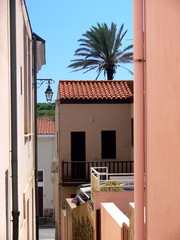 Fototapeta na wymiar Typisch mediterrane Wohnhäuser in Stintino 