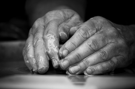 Artisan potier au travail