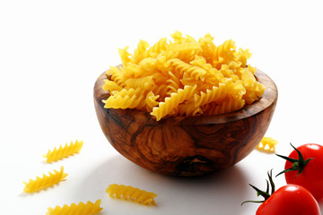 pasta grezza Italiana fusilli su sfondo bianco