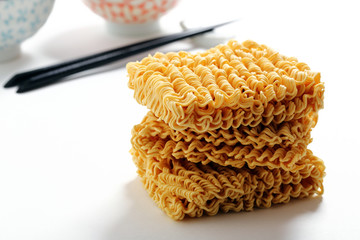 pasta grezza Asiatica su sfondo bianco