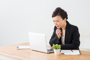 ショックを受ける女性