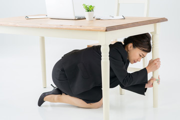 避難する女性