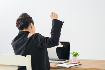 肩こりの女性