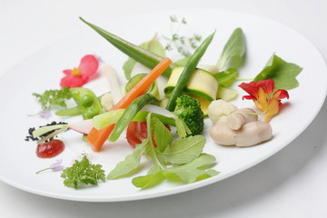 新鮮な採れたて野菜のサラダ