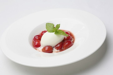 シロップ漬けのミニトマトとシャーベット