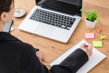 仕事をする女性