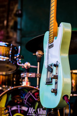 gitara elektryczna turkusowa z profilu