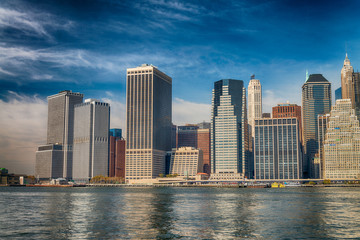 Fototapeta premium Lower Manhattan buildings and skyline from Brooklyn, USA