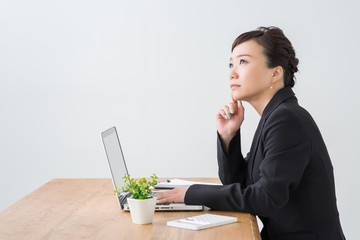 デスクで考える女性