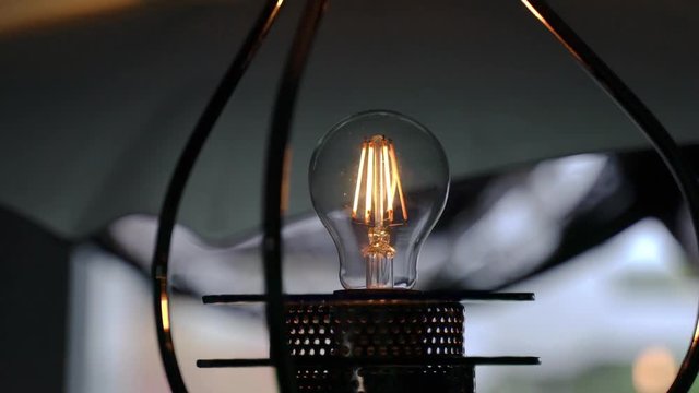 LED Lampe flackert und quitscht