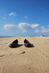 Fototapeta na wymiar women's shoes on the beach
