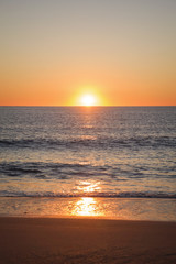 Obraz premium Western Australia – sunset at the Indian Ocean with clear sky at a deserted sandy beach at Cape Leveque