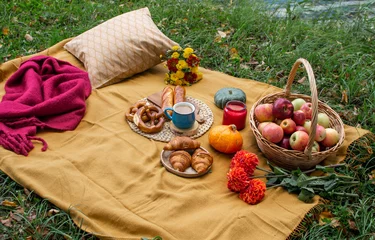 Foto auf Acrylglas Picknick Korb mit Essen Bäckerei Herbst Picknick Zeit Rest Hintergrund