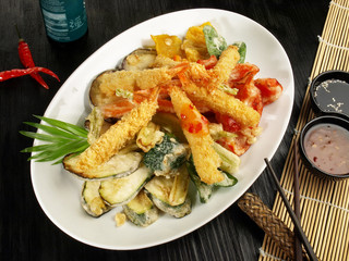 Tempura Gemüse mit Garnelen - Teller