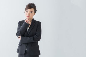 真剣に考える女性