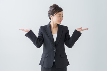 なにかを持つ女性（笑顔）