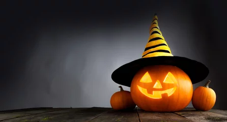 Schilderijen op glas Halloween pumpkin with witches hat © yellowj
