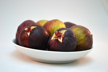 figs on a plate 