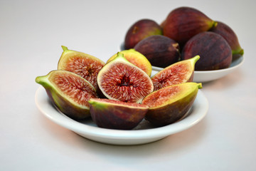 figs on a plate 
