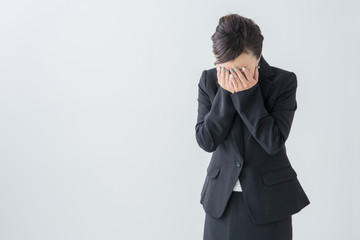 泣く女性