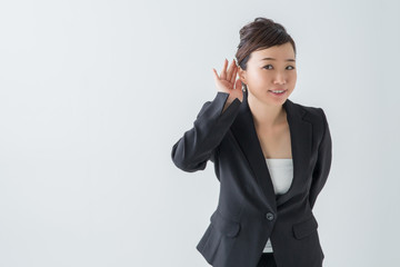 なにかを聞く女性（笑顔）