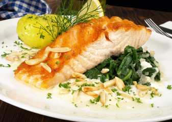 Lachsteak auf Spinat