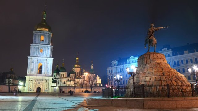 Monument to Bohdan Khmelnytsky in Kiev timelapse