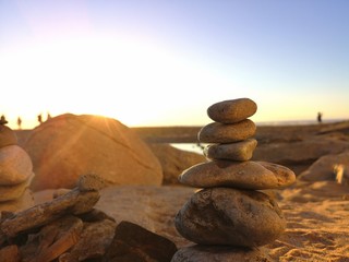 Pila de piedras redondas lisas en la orilla del mar