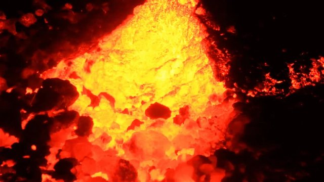 Colata di lava Etna - distacco e rotolamento roccia incandescente