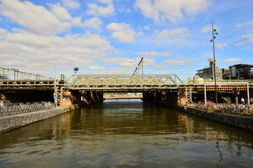 Most kolejowy nad rzeką w słoneczny dzień. © W Korczewski