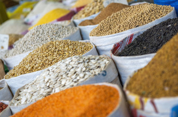 Verschiedene Gewürze, Samen und Körner auf einem Basar