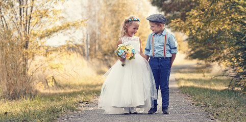 zwei kleine Kinder als Brautkinder bei der Hochzeit