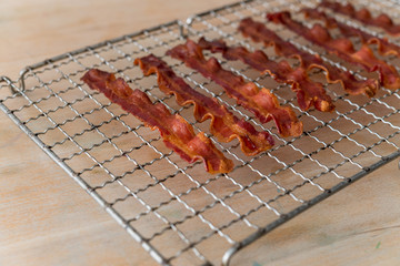 piegelei mit Schinken Speck in der Pfanne gebraten zum Frückstück Kollesterien und Protein