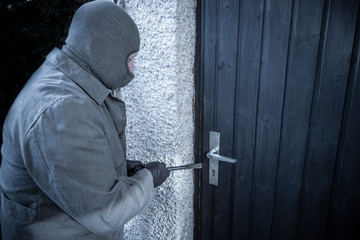 Einbrecher hebelt an Tür