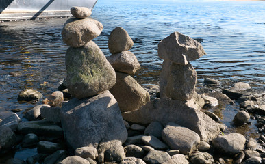 Gestaltung mit steine auf dem fluss.