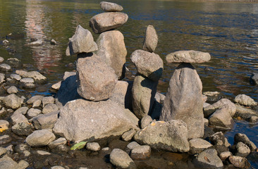 Steine gestaltung auf dem fluss.