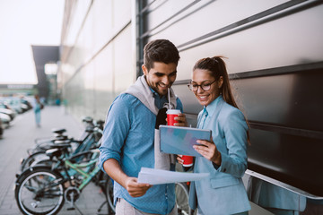 Obraz premium Business couple at coffee break outside. Casual business. Business on the go.