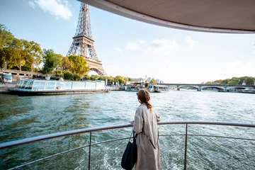 Tableaux sur verre Paris Jeune femme bénéficiant d& 39 une vue magnifique sur le paysage au bord de la rivière avec la tour Eiffel depuis le bateau pendant le coucher du soleil à Paris