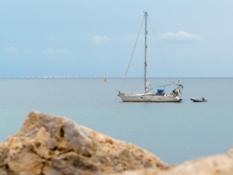 Segelboot ver der K&uuml;ste