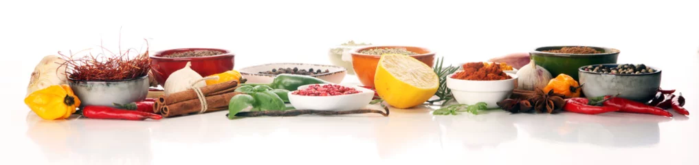 Fensteraufkleber Gewürze und Kräuter auf dem Tisch. Zutaten für Lebensmittel und Küche. © beats_