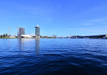 Rzeka Ij i budynki na brzegu w pogodny dzień. © W Korczewski