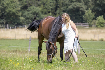 Schönes Pferd mit Besitzerin