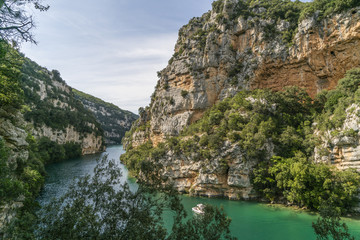 Schlucht zwischen dem Lac Du Quinson und dem Lac d'Esparron in der Haut Provence im Grand Canyon du...